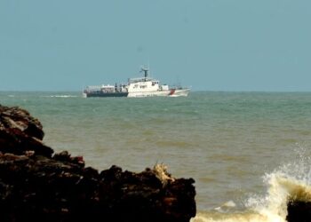 Kapal peronda Maritim Malaysia membuat rondaan bagi mencari mangsa lemas  melibatkan pendatang asing  di Pantai Tanjung Balau, Kota Tinggi, Johor, Disember lalu. -UTUSAN/RAJA JAAFAR ALI