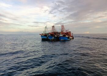 TIGA bot nelayan tempatan kelas C bersama kru warga Vietnam ditahan di perairan Kuala Terengganu, petang semalam.