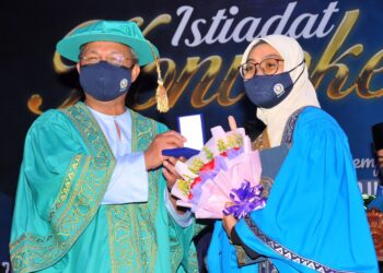 HASNI Mohammad menyampaikan Anugerah Menteri Besar Johor kepada Muqarrabah Labiibah Sadini sebagai graduan terbaik sempena Istiadat Konvokesyen ke-20 Marsah di Pusat Islam Iskandar, Johor Bahru. - UTUSAN/RAJA JAAFAR ALI