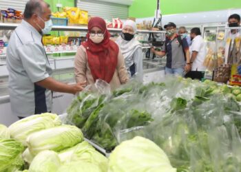 MAS Ermieyati Samsudin (dua dari kiri) meninjau operasi Pasar Raya Coop Ummah Milik Koperasi Ummah Berhad di Tanjung Lumpur, Kuantan, Pahang.
