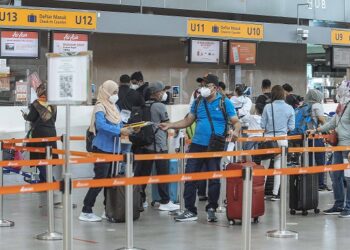 PARA penumpang beratur mendaftar masuk di kaunter sebelum pelepasan penerbangan  di Lapangan Terbang Antarabangsa KLIA 2, Sepang. -UTUSAN/ FAISOL MUSTAFA