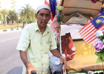 MAT Tahir Dollah selepas menerima bantuan sara hidup kepada penarik beca di pekarangan Pusat Penerangan Pelancongan (TIC) Kelantan, hari ini. - FOTO/KAMARUL BISMI KAMARUZAMAN