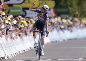 MATHIEU van der Poel menunjukkan isyarat 'nombor satu' tatkala melintasi garisan penamat peringkat kedua Tour de France (TdF) semalam sekali gus menyambar jersi kuning selaku pendahulu keseluruhan. - AFP