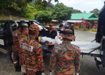 ANGGOTA bomba dan penyelamat membawa turun mangsa yang meninggal dunia ketika mendaki Gunung Pulai di Kampung Sri Gunung Pulai, Kulai.