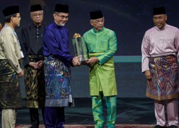 YANG di-Pertuan Agong, Al-Sultan Abdullah Ri’ayatuddin Al-Mustafa Billah Shah (dua kanan) berkenan menyampaikan Anugerah Perdana kepada Tan Sri Syed Zainal Abidin Syed Mohamad Tahir (tengah) pada sambutan Maulidur Rasul SAW Peringkat Kebangsaan 1444 Hijrah bersamaan 2022 Masihi di WTC hari ini. 
Turut sama, Perdana Menteri, Datuk Seri Ismail Sabri Yaakob (dua kiri) dan Menteri di Jabatan Perdana Menteri (Hal Ehwal Agama), Senator Datuk Idris Ahmad (kanan). GAMBAR: FARIZ RUSADIO /