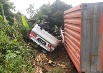KEADAAN kereta Wang Ah Fook yang terperosok di bawah sebuah lori yang hilang kawalan dan terbabas berhampiran Kampung Ulu Pulai, Pontian, hari ini.