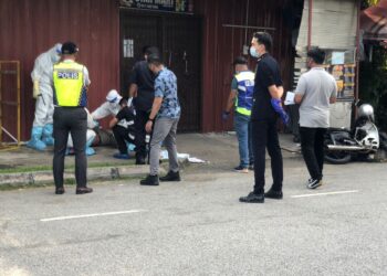 ANGGOTA polis memeriksa mayat seorang lelaki dipercayai mangsa bunuh yang ditemukan di hadapan sebuah premis di Jalan 6, Changkat Minden, Jelutong, Pulau Pinang hari ini.