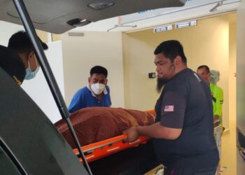JENAZAH wanita warganegara Indonesia yang meninggal dunia selepas melahirkan anak di Kampung Perigi Jerneh, Padang Lebar, Rembau dibawa keluar dari Unit Perubatan Forensik, Hospital Rembau untuk dikebumikan hari ini. - UTUSAN/NOR AINNA HAMZAH
