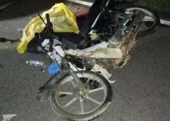 KEADAAN motosikal Honda EX5 yang ditunggang Amir Zailan Zazwi selepas melanggar  kerbau di Kilometer 22, Jalan Al-Muktafi Billah Shah (AMBS)-Pasir Raja berdekatan Kampung Jongok Batu, di Dungun, semalam.