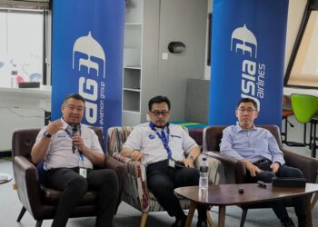 AHMAD Luqman Mohd Azmi (kiri); Norazman Mahmud dan Raja Azmi Raja Nazuddin pada sesi taklimat Aviation 101 bersama pengamal media di KLIA, Sepang. - UTUSAN/KAMARIAH KHALIDI