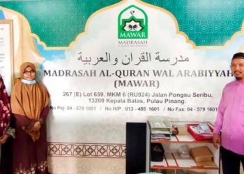 Ahmad Fahmi Abu Bakar (dua dari kanan) bergambar di Pusat Tahfiz Madrasah Al-Quran Wal Arabiyyah (Mawar) bersama beberapa kakitangan pusat tahfiz itu di Kepala Batas, Pulau Pinang.