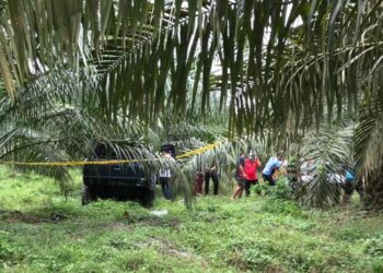 MAYAT Md. Jani Sulong ditemukan dalam sebuah kenderaan pacuan empat roda di jalan kebun Ladang Gaddes, Jempol, Negeri Sembilan. - IHSAN POLIS