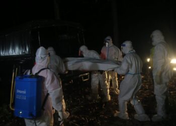 MAYAT lelaki berusia 39 tahun yang ditemukan di  tebing sungai di Kampung Sungai Rengas di Kuala Terengganu, semalam. - UTUSAN/ PUQTRA HAIRRY ROSLI