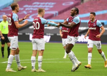 MICHAIL Antonio (dua dari kanan) meraikan jaringannya ketika menentang Manchester City di Stadium London sebentar tadi. - AFP