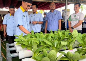 MOHD. Shukri Ramli (dua dari kiri) meninjau ruang pameran pada Majlis Pelancaran Projek Pertanian PEHJabatan Pertanian Negeri Perlis Tahun 2022 di Kompleks Pertanian Bukit Temiang, Padang Besar, Perlis, hari ini. - UTUSAN/ASYRAF MUHAMMAD