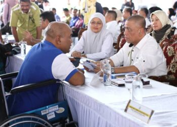 SAARANI Mohamad (kanan) mendengar aduan rakyat pada Program Mesra Hari Bertemu Pelanggan di Arena Square Parit  hari ini. - UTUSAN/MUHAMAD NAZREEN SYAH MUSTHAFA