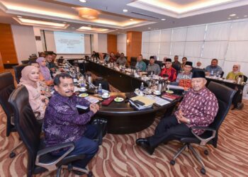 AHMAD Yakob (kanan) semasa mempengerusikan Mesyuarat Jawatankuasa Pelaksanaan dan Penyelarasan (ICC) ECER Kelantan di Kota Bharu, Kelantan hari ini-UTUSAN/IHSAN AHMAD YAKOB
