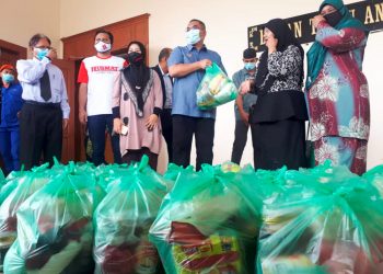 MUHAMMAD Sanusi Md. Nor memeriksa  barangan sumbangan NGO di Pusat Kawalan Operasi Bencana Kubang Pasu, Kedah, semalam.