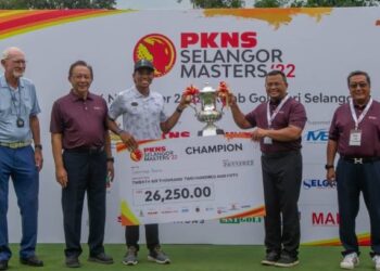 SHAHRIFFUDDIN Ariffin bersama Amiruddin Shari selepas muncul juara PKNS Selangor Masters di Kelab Golf Seri Selangor, Petaling Jaya, hari ini.