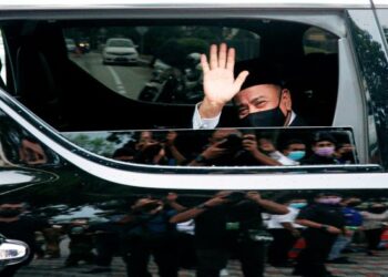 SAARANI Mohamad melambai ke arah petugas media selepas menghadap Sultan Nazrin Muizzuddin Shah di Istana Kinta, Ipoh, semalam. – UTUSAN/ZULFACHRI ZULKIFLI