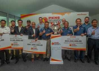 AMIRUDDIN Shari bersama para penaja dalam sidang media selepas majlis pelancaran kejohanan golf Selangor Masters 2022 di Kelab Golf Seri Selangor, Petaling Jaya, semalam.