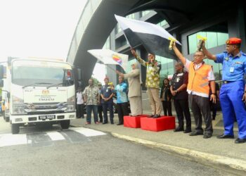 WAN ROSDY Wan Ismail (tengah) melepaskan konvoi Misi Bantuan Kemanusiaan Pahang Prihatin Ke Daerah Parit Sulong dan Batu Pahat, Johor di pekarangan Majlis Bandaraya Kuantan (MBK) di Kuantan, Pahang. - FOTO/SHAIKH AHMAD RAZIF