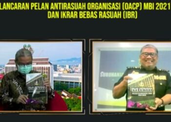 RUMAIZI Baharin (kiri) dan Mohd. Fauzi Mohamad pada pelancaran OACP MBI 2021-2025 dan Ikrar Bebas Rasuah MBI secara maya hari ini. - FOTO/IHSAN MBI