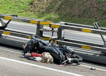 MOTOSIKAL ditunggang mangsa yang terbabas melanggar besi penghadang di tengah jalan dalam kejadian di Kilometer 243.7, Lebuh Raya Utara-Selatan arah utara dekat Kuala Kangsar, Perak, hari ini. - MEDIA SOSIAL