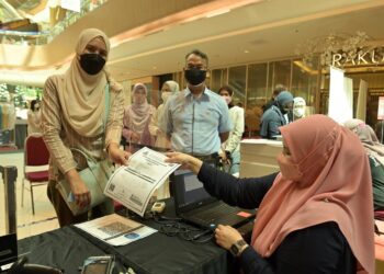 Mohamad Azhan Md. Amir  menyaksikan aktiviti operasi kaunter bergerak pembaharuan lesen Majlis Bandaraya Petaling Jaya di Starling Mall.