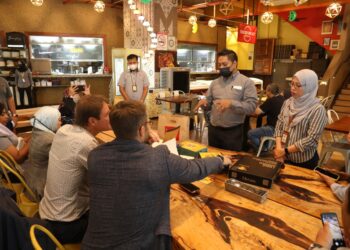 Wakil agensi Kerajaan Jerman, GIZ menyatakan sesuatu kepada peniaga semasa meninjau  pusat komersial dan perumahan Vista Alam bagi menjayakan Projek CAP-SEA anjuran MGTC  baru-baru ini. - UTUSAN/ABDUL RAZAK IDRIS