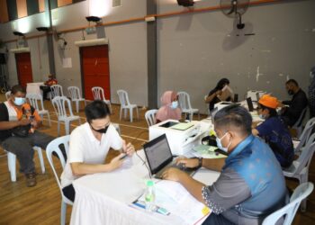 KAKITANGAN MBSA bersama penjaja yang memohon permit menjaja sementara di kawasan Zon Selatan, Seksyen 31 di Dewan Liparis, Shah Alam, Selangor baru-baru ini. - UTUSAN/ABDUL RAZAK IDRIS