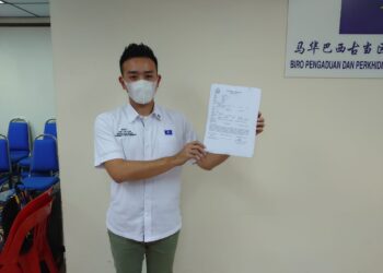 CHUA Jian Boon menunjukkan laporan polis yang dibuat selepas menerima ugutan daripada pihak tidak dikenali kerana membantu mangsa sindiket ah long di Johor.