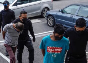 MD Mojibur Rahman (baju biru) dan K. Visvanathan (baju kelabu) dibawa ke Mahkamah Majistret Selayang atas pertuduhan membunuh. - FOTO/AMIR KHALID