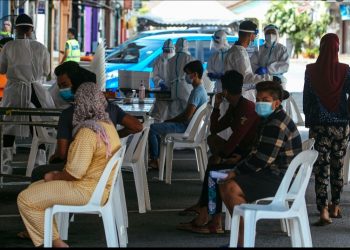 PENDUDUK di Medan 88 menunggu giliran untuk proses saringan Covid-19 DI Bandar Baru Salak Tinggi di Sepang, hari ini. - UTUSAN/FAISOL MUSTAFA
