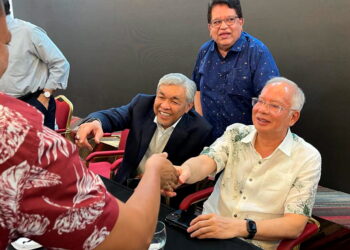 PRESIDEN UMNO, Datuk Seri Ahmad Zahid Hamidi bersama Datuk Seri Najib Tun Razak ketika hadir mesyuarat tergempar melibatkan Presiden dan Timbalan Presiden serta Ketua-Ketua Bahagian UMNO di Menara Dato Onn hari ini.