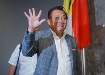 BUNG Moktar Radin melambai ke arah pengamal media ketika berjalan keluar selepas hadir mesyuarat tergempar melibatkan Presiden dan Timbalan Presiden serta Ketua-Ketua Bahagian UMNO di Menara Dato Onn. - UTUSAN/FARIZ RUSADIO