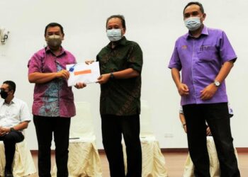 MEGAT Firdouz Megat Junid (kiri) menyerahkan surat pelantikan JPKKP Parlimen Kuala Pilah kepada Ismail sambil diperhatikan oleh Mohamad Azhar dalam majlis di Kuala Pilah, Negeri Sembilan, hari ini. - FOTO/AFIFI HAFIZ MOHD. NOR