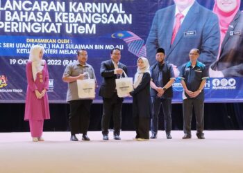 SULAIMAN Md. Ali (tiga dari kiri) menyerahkan peranti siswa pada Majlis Penyerahan Peranti Siswa dan Karnival Bulan Bahasa Kebangsaan Peringkat Universiti Teknikal Malaysia Melaka (UTeM) di Kampus Induk, Durian Tunggal, Melaka. - UTUSAN/MUHAMMAD SHAHIZAM TAZALI