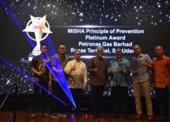 PETRONAS Gas Melaka merangkul anugerah MiSHA Platinum Awards on Principle of Prevention (PoP) 2022 pada Majlis Malam Anugerah MiSHA OSH Principle of Prevention Platinum Award 2022 di Bangi, semalam.
