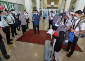 RAHMAD Mariman (tengah) bersama petugas kesihatan yang dihantar ke Sabah mengaminkan doa ketika Majlis Pelepasan Pasukan Mobilisasi Jabatan Kesihatan Negeri Melaka (JKNM) ke negeri itu di Ayer Keroh, Melaka. UTUSAN/ DIYANATUL ATIQAH ZAKARYA