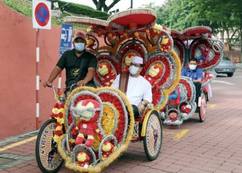 SULAIMAN Md. Ali (kanan) menaiki beca ketika hadir melancarkan pakej pelancongan ‘Melakan Visit Melaka 2020’ di Banda Hilir, Melaka, hari ini. - UTUSAN/ RASUL AZLI SAMAD