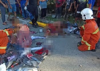 ANGGOTA bomba membantu dua mangsa kemalangan yang melecur setelah motosikal ditunggang terbakar di Kampung Pasir Garam, Kampung Gajah hari ini. - IHSAN JBPM