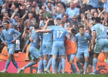 PEMAIN Manchester City meraikan gol kemenangan Ilkay Gundogan ketika menewaskan Aston Villa 3-2 di Etihad, hari ini. - AFP