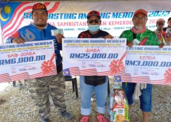 AZREN Hussin (tengah), Mohd. Khairil Abdul Kadir (kiri) dan Salehuddin Mohd. Noor (kanan) di Pertandingan Memancing Ambang Merdeka 2022 di Pantai Tambak Klebang, Melaka. - UTUSAN/AMRAN MULUP