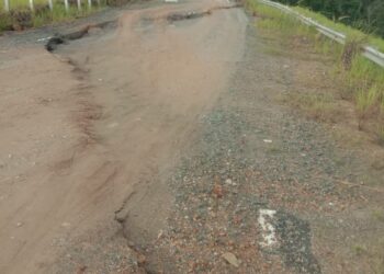 KEADAAN jalan ke Kampung Bantal, Jerantut, Pahang  mendap ekoran musim tengkujuh dan dibimbangi runtuh jika hujan lebat berterusan.