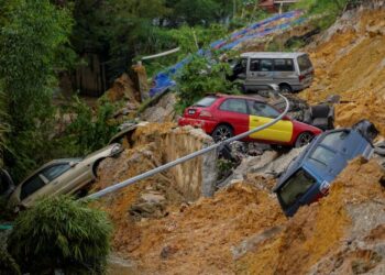 LIMA buah kenderaan awam yang rosak akibat dalam kejadian tanah mendap dan runtuhan berhampiran longkang pada petang semalam di deretan kedai Jalan LP 1A/2 Lestari Perdana, Seri Kembangan. -UTUSAN/ FARIZ RUSADIO