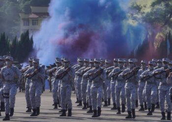 PERSEMBAHAN perbarisan 'Human Wave' oleh anggota Angkatan Tentera Malaysia (ATM) yang terdiri daripada Tentera Darat (TDM), Tentera Laut Diraja (TLDM) dan Tentera Udara Diraja (TUDM) sempena Aspirasi Keluarga Malaysia 100 Hari Pertama Pentadbiran Menteri Kanan Pertahanan di Kem Sungai Besi di sini baru-baru ini. -UTUSAN/ AMIR KHALID