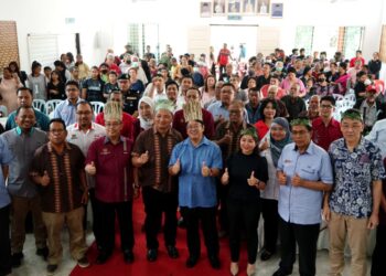 EWON Benedick (depan, tengah) bersama peserta sembang santai dengan masyarakat Orang Asli Perak di Pusat Kecemerlangan Orang Asli Perak di Kampung Kerawat, Simpang Pulai di Ipoh hari ini. - UTUSAN/ZULFACHRI ZULKIFLI