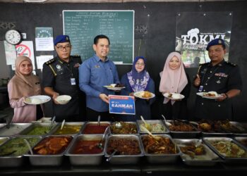 SAHARUDDIN Mohd. Kia (tiga, kiri) menunjukkan Menu Rahmah yang disediakan di sebuah kedai makan di Kampung Telaga Daing, Kuala Nerus, hari ini. - UTUSAN/PUTRA HAIRRY ROSLI