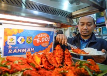 KIRA-KIRA 15,000 premis menjayakan inisiatif Menu Rahmah yang menjual makanan siap masak pada harga RM5 dan ke bawah. 
– UTUSAN/AMIR KHALID